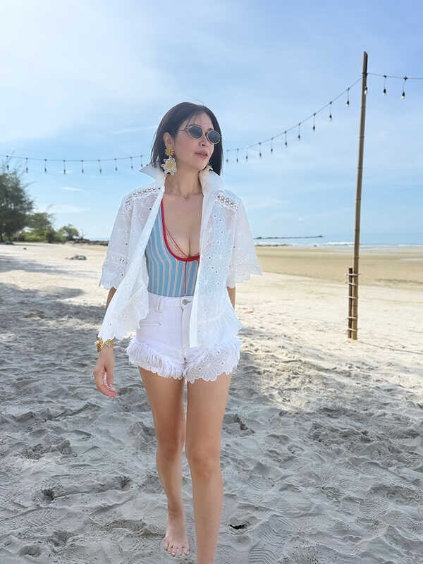 เมย์ มาริษา อวดหุ่นเซี๊ยะในชุดว่ายน้ำ