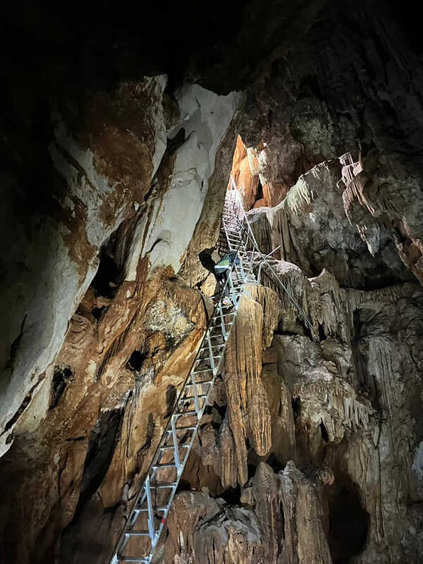 ไต่บันไดในถ้ำนาคอสูร วัดถ้ำบาดาล