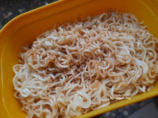 2 เมนูเส้น มาม่าผัดไก่ใส่ซอสเทอริยากิและหมี่เหลืองผัดกุ้ง อาหารจานเดียว สูตรอาหาร