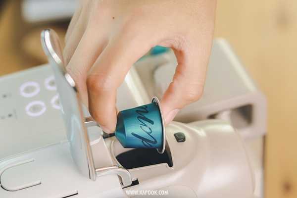 เปิดฝาใส่กาแฟแคปซูล Nespresso Capsule ลงในเครื่องNespresso Capsule