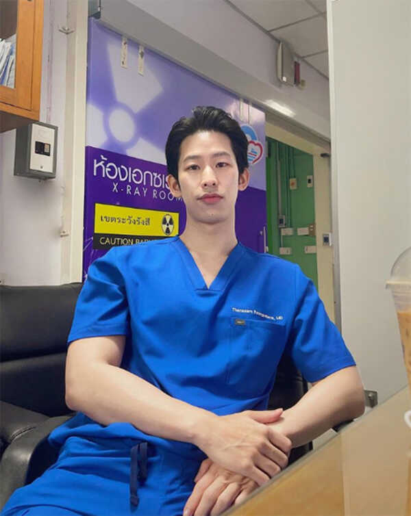 หมอไบรท์ ธนสาร หมอหล่อ