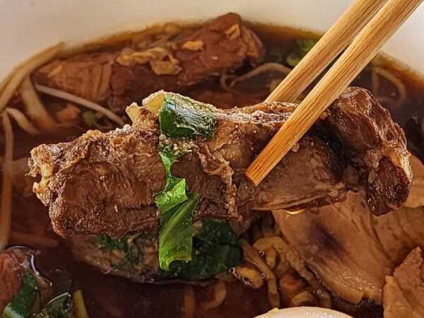 ก๋วยเตี๋ยวอุ่นไอรัก By กอบกุล