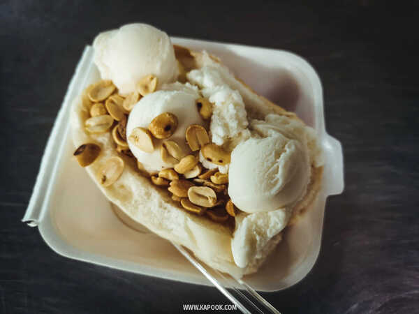 ตลาดหัวรอ อยุธยา