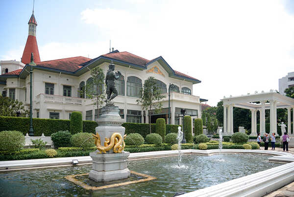 บริเวณสวนโรมันด้านหลังพระที่นั่ง