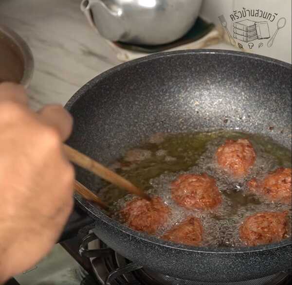 หมูก้อนทอด,