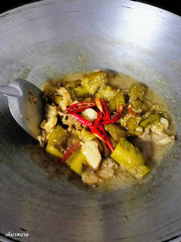 ผัดมะเขือยาวใส่หมูทอด อาหารไทย สูตรอาหาร