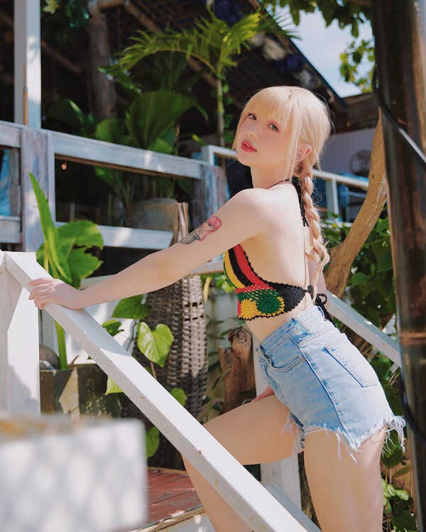 พลอยชมพู ญานนีน ชุดว่ายน้ำ