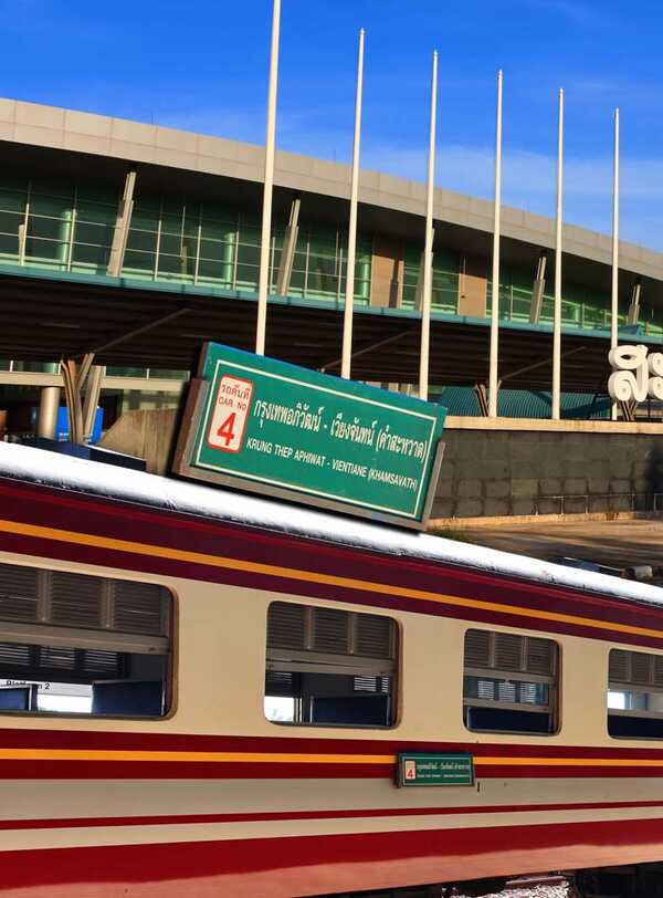 นั่งรถไฟไปลาว