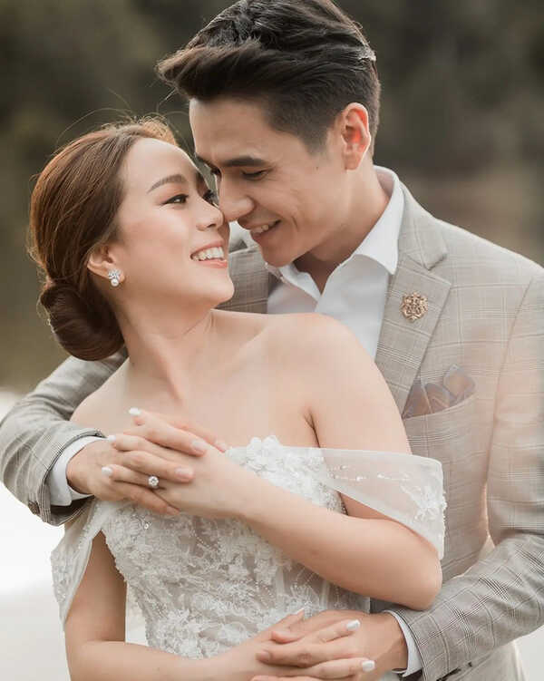 นิว ชัยพล ควงแขน เมษา เข้าพิธีหมั้น