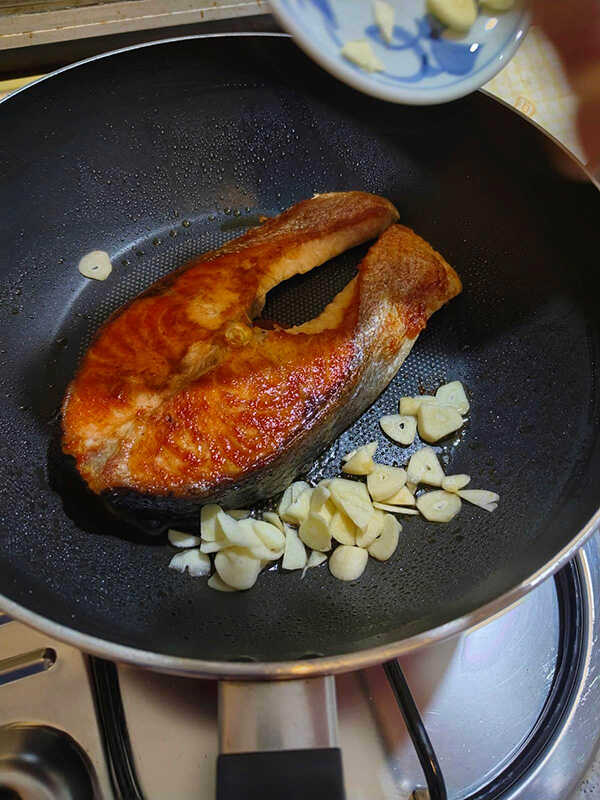 สเต๊กปลาแซลมอนซอสเนยสดกระเทียม เมนูสเต๊กปลาแซลมอน อาหารฝรั่ง เมนูสุขภาพ