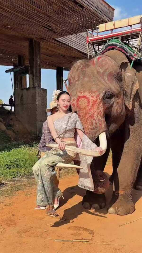 มายด์ ณภศศิ ถ่ายรูปนั่งงาช้าง