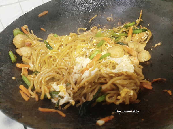 2 เมนูเส้น มาม่าผัดไก่ใส่ซอสเทอริยากิและหมี่เหลืองผัดกุ้ง อาหารจานเดียว สูตรอาหาร
