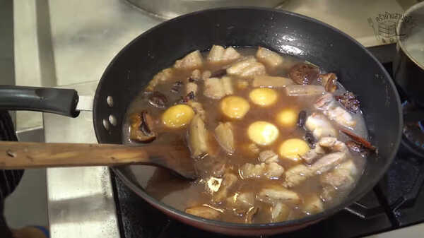 พะโล้หมูสามชั้น  