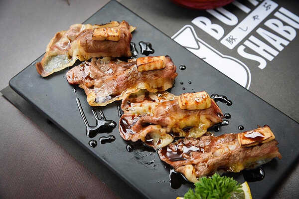 ข้าวปั้นหน้าเนื้อวากิวลนไฟ ร้าน Buta Shabu Hatyai