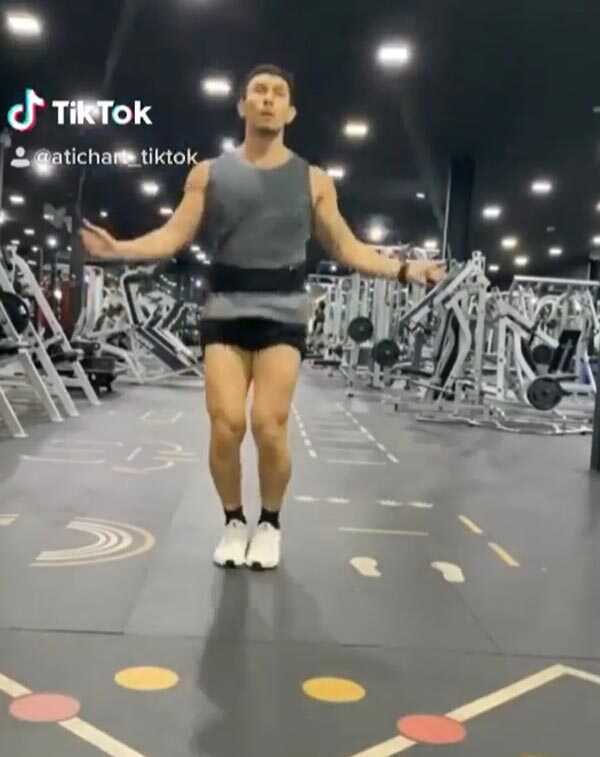 อั้ม อธิชาติ