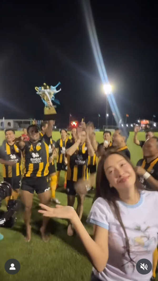 นุ่น วรนุช ร่วมเชียร์ ต๊อด ปิติ แข่งบอลที่เชียงใหม่