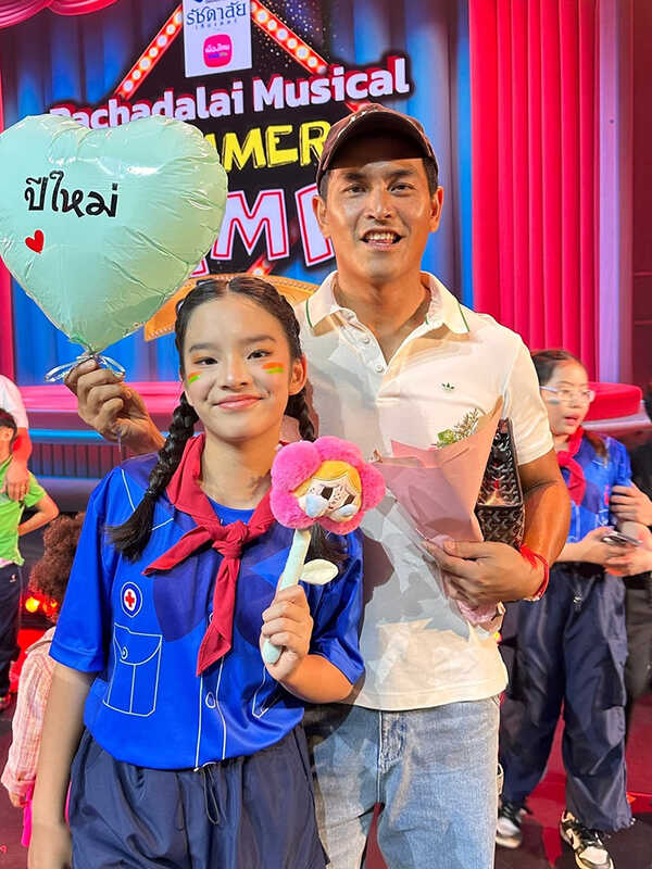 แอฟ สงกรานต์ พร้อมหน้าเชียร์ น้องปีใหม่