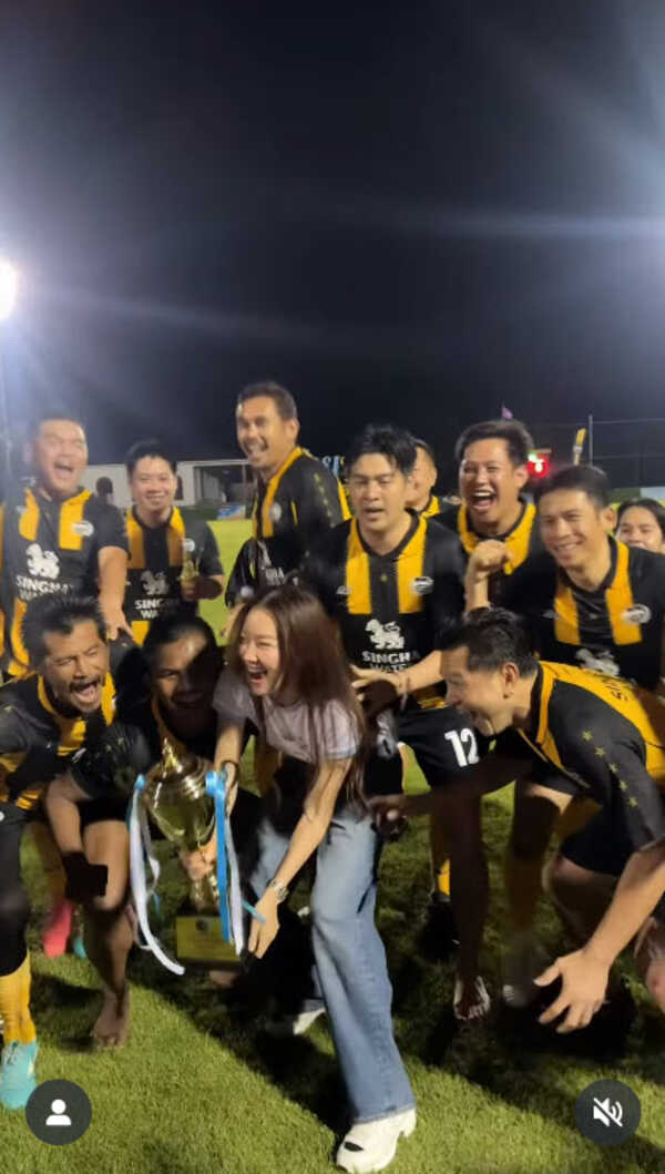 นุ่น วรนุช ร่วมเชียร์ ต๊อด ปิติ แข่งบอลที่เชียงใหม่